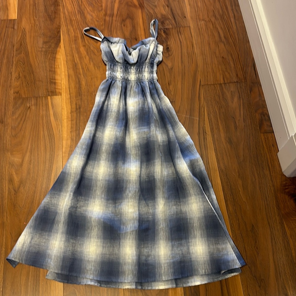 Cute dress with sexy slit up side. 100% linen, non wrinkle. Adjustable straps.